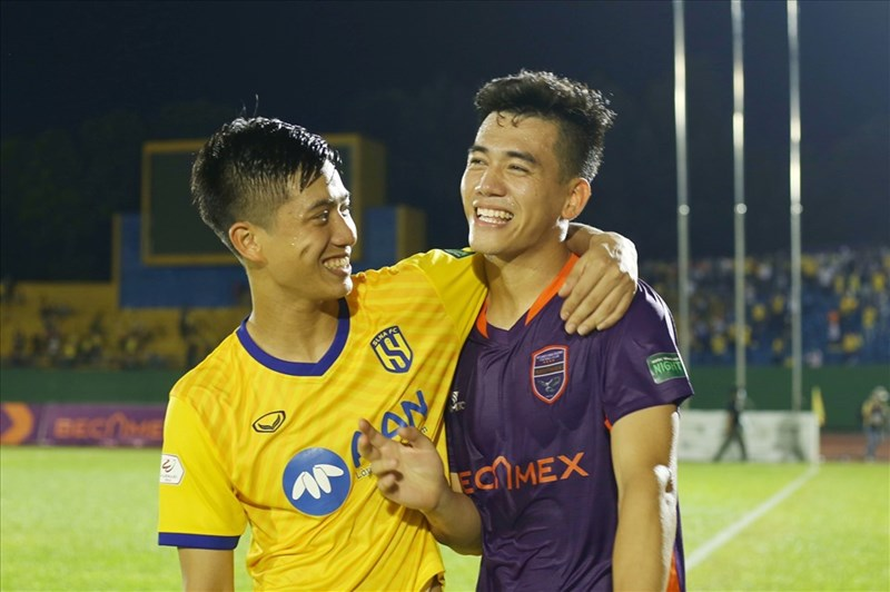Hai chàng cầu thủ xuất sắc Phan Văn Đức và Nguyễn Tiến Linh