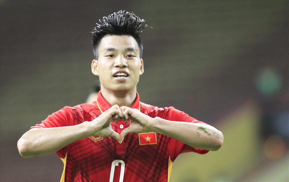 Hình ảnh hậu vệ Văn Thanh cùng màu áo đỏ rực của đội tuyển Quốc gia