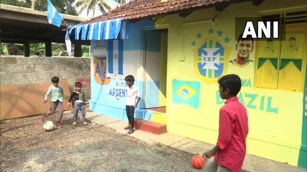 Căn nhà được mục để mọi người chung vui xem bóng đá