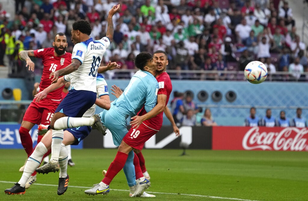 Cú va chạm với hậu vệ khiến anh thủ môn Iran buộc phải rời sân