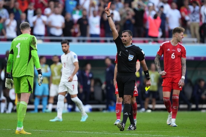 Tấm thẻ đỏ đầu tiên tại World Cup 2022 thuộc về thủ môn ĐT Wales