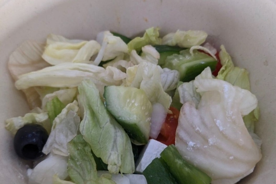 Suất salad Hy Lạp có giá 10 USD được bán tại khu vực cổ động viên tại Qatar.