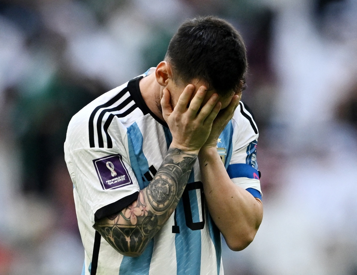 Messi cúi đầu sau thất bại đau đớn trước Saudi Arabia