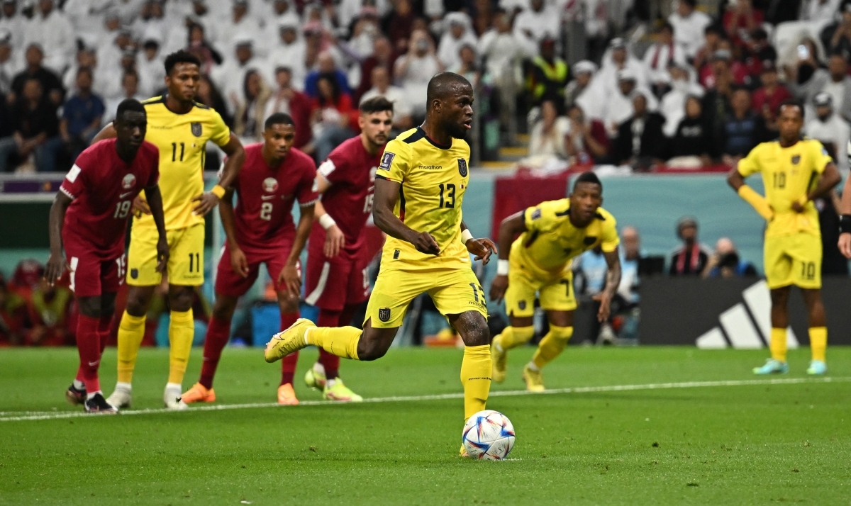 Qatar vỡ trận trước lối đá của Ecuador