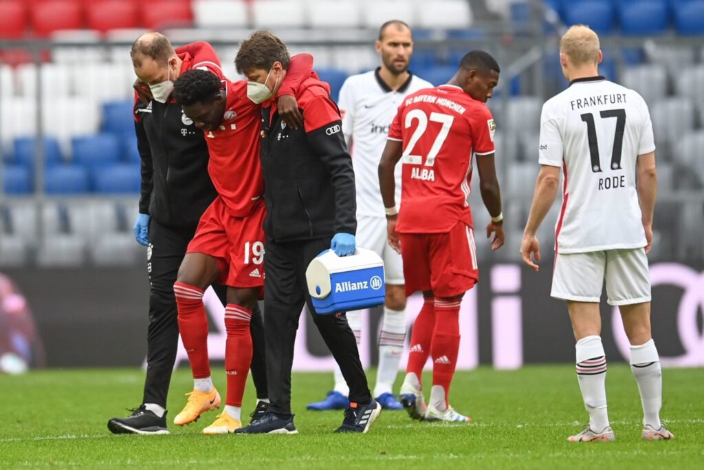 Davies của Bayern Munich đã rời trận đấu vì dính chấn thương