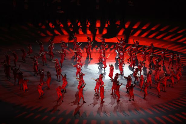 Những vũ công đỏ khuấy đảo sân khấu giải đấu lớn nhất hành tinh