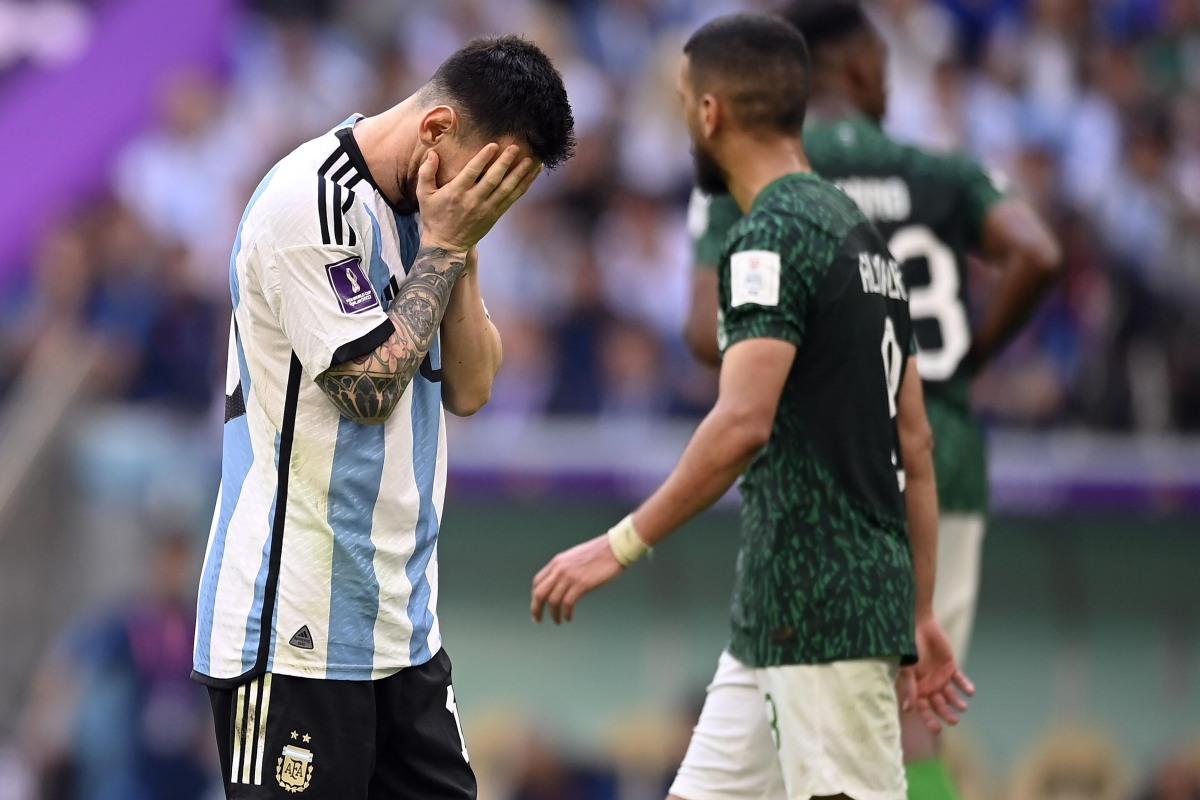 Messi cúi đầu sau thất bại đau đớn trước đội tuyển Saudi Arabia World Cup 2022