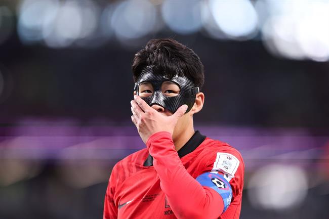 Tiền đạo Son Heung Min xuất hiện cùng mặt nạ sau chấn thương
