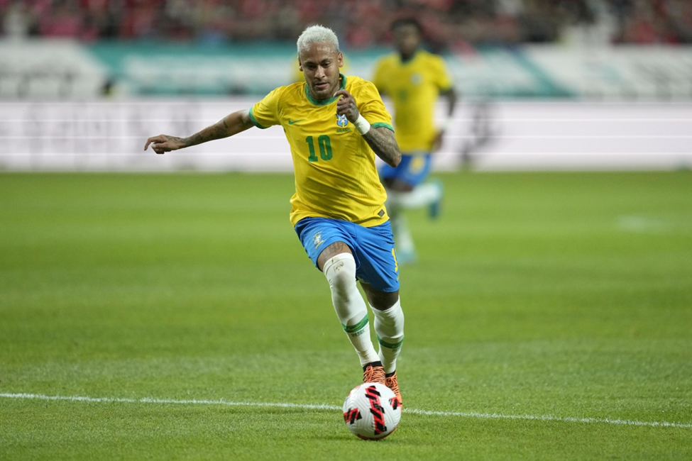 Siêu sao bóng đá Neymar phong độ trên sân cỏ 