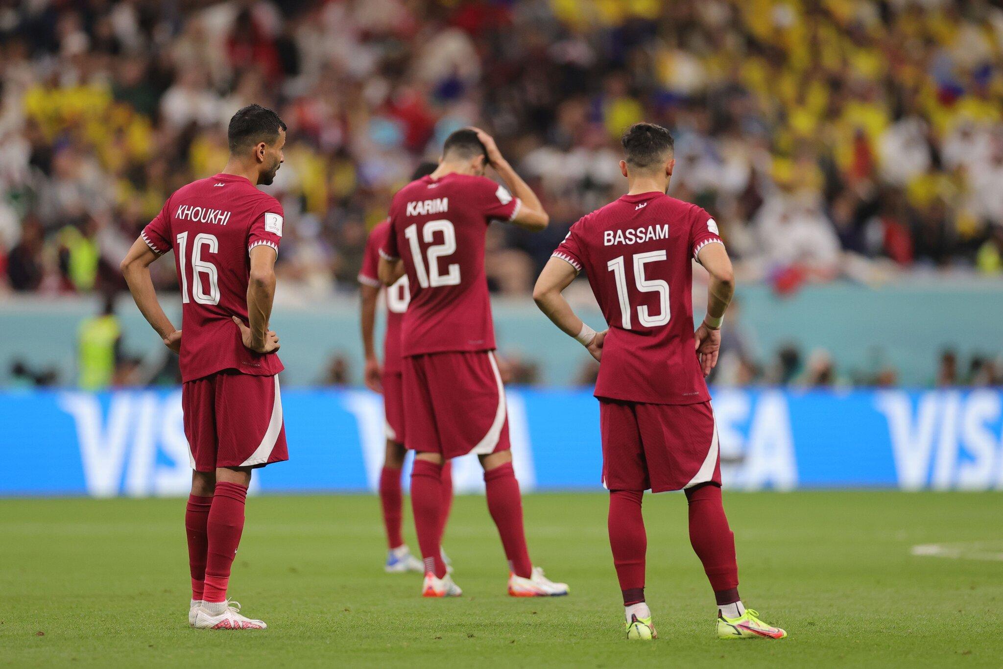 Cầu thủ Qatar thẫn thờ trước trận thua mở màn World Cup 2022