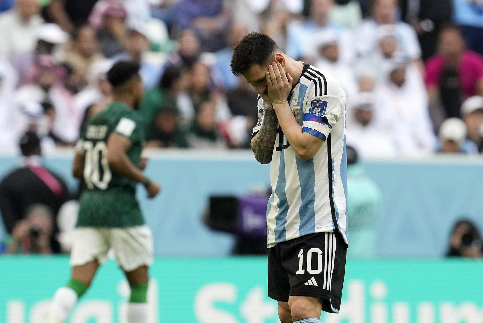 VAR là cụm từ fan Argentine và Messi ghét nhất lúc này