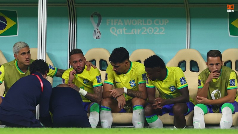 Neymar bật khóc khi gặp chấn thương và phải ngồi ghế dự bị 