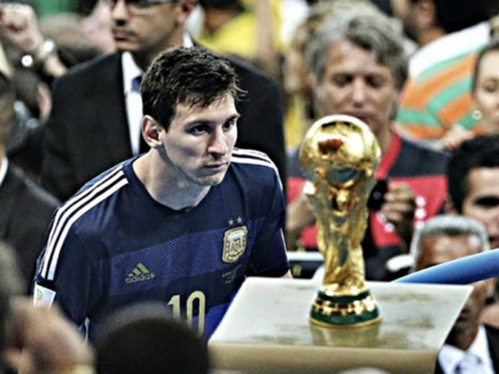 Hình ảnh Messi bước qua chiếc cúp vàng World Cup 2014 thật đáng buồn.