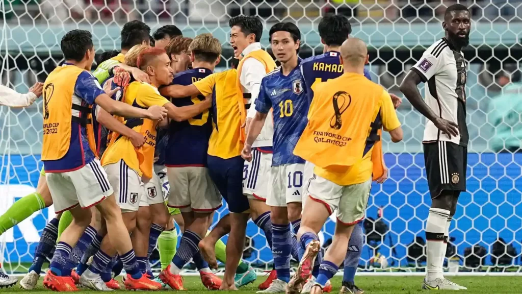 Nhật Bản thắng toàn diện cả ở trên sân cỏ lẫn trên các khán đài