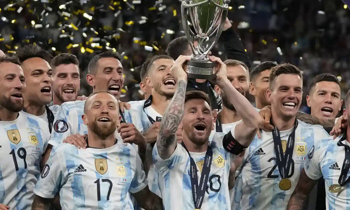 Messi cùng đội tuyển nâng cúp Lục Địa