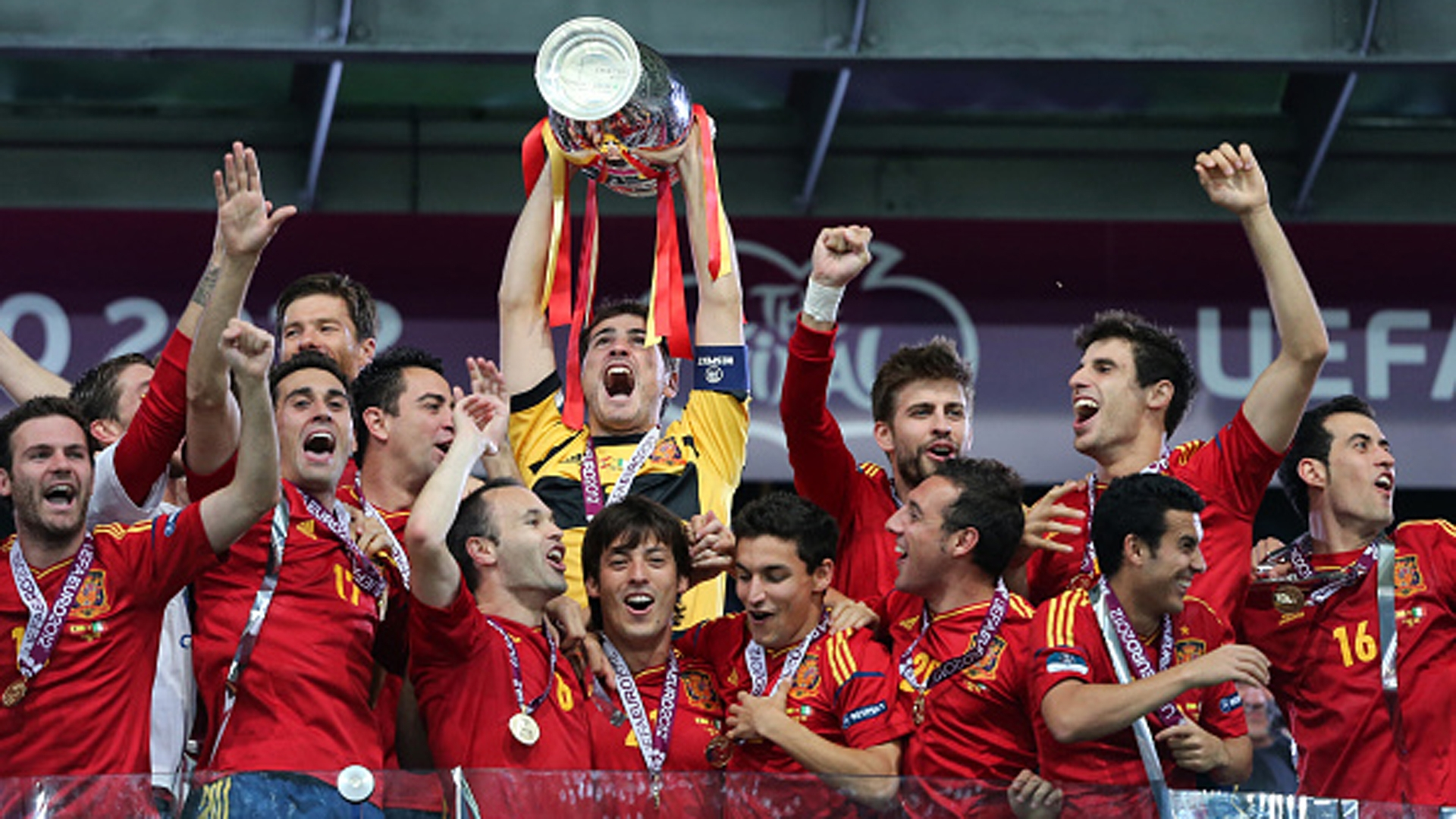 Tây Ban Nha cùng đội hình vô địch cả Euro và World Cup 