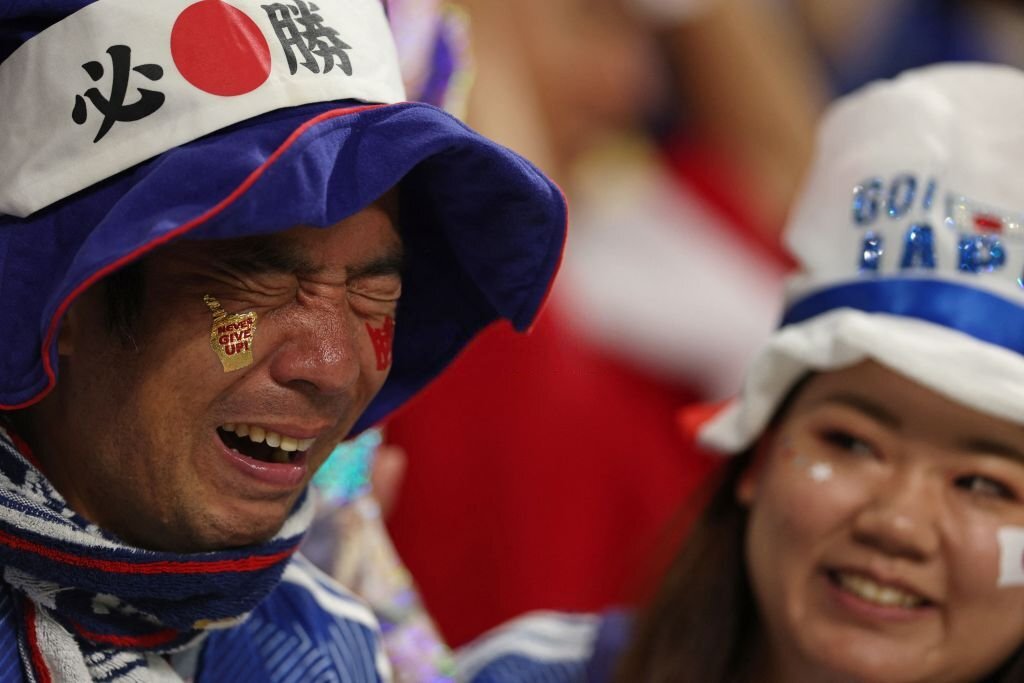 Fan òa khóc sung sướng trước chiến thắng của Nhật Bản