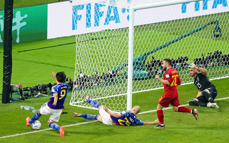 Bàn thắng gây tranh cãi của đội tuyển Nhật Bản trong trận đấu với Tây Ban Nha