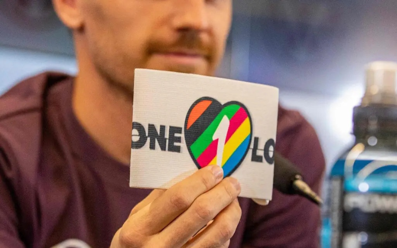 Băng thủ quân có biểu tượng cầu vòng nhiều màu có chữ One Love ủng hộ cộng đồng LGBT được 9 nước thành viên ở Châu đồng ý cho đội trưởng của họ đeo tại World Cup