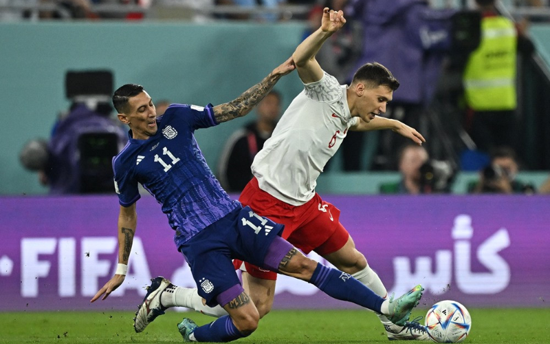 Các cầu thủ Ba Lan dường như không có thời gian tổ chức phản công khi luôn nhận được sự áp sát liên tục từ Argentina