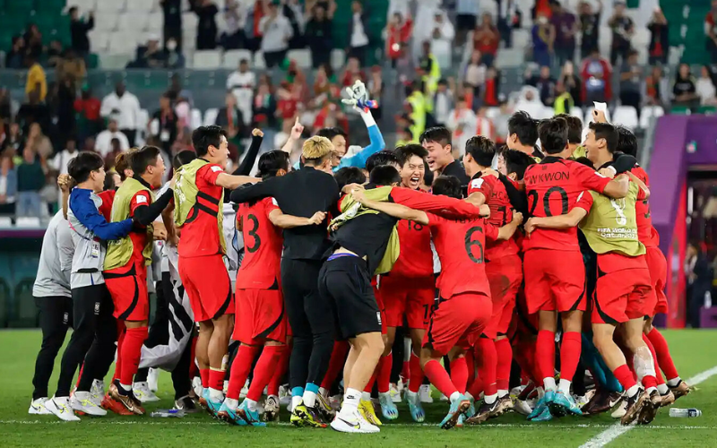 Các cầu thủ ăn mừng khi biết tin Uruguay không thể ghi thêm bàn thắng