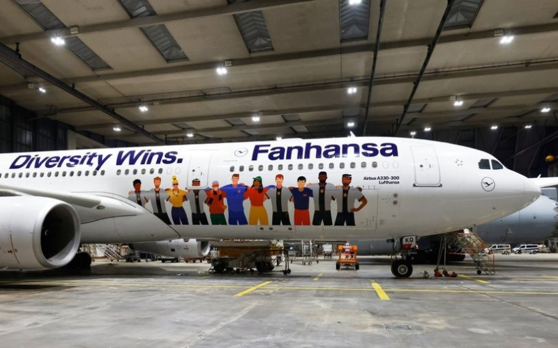 Hãng hàng không Lufthansa của Đức khi đưa các cầu thủ của mình tới Qatar cũng đã có những hình ảnh nói về quền con người trên thân máy bay