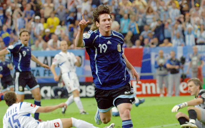 Lần đầu tiên Lionel Messi đá World Cup 2006 và ghi bàn thắng