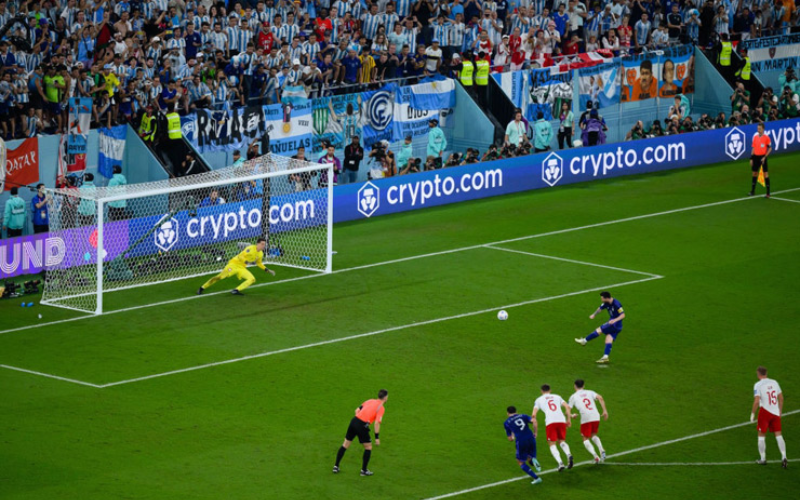 Lionel Messi sút hỏng quả phạt đền trong trận lượt trận thứ 3 vòng bảng với Ba Lan