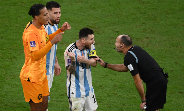 Messi bật chế độ tức giận khi chứng kiến những quyết định khó hiểu của trọng tài