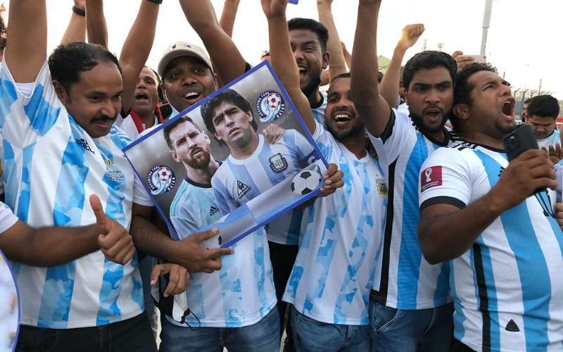 Người hâm mộ Argentina rất ủng hộ Messi và kỳ vọng anh có thể nâng cao chiếc cúp vàng thế giới như Maradona