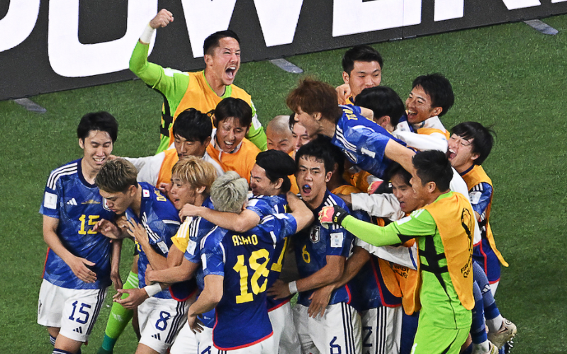 Nhật Bản thể hiện một sự đoàn kết đến kinh ngạc khi đánh bại cả Đức lẫn Tây Ban Nha tại vòng bảng