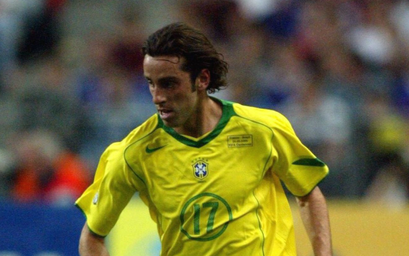 Ông cũng từng thi đấu cho Brazil và giúp những vũ công Samba hạ gục Argentina để vô địch Copa America năm 2004