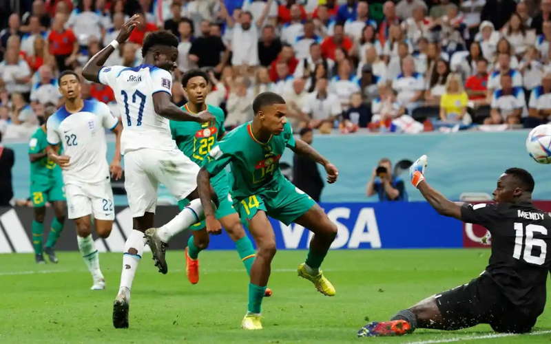 Saka kết liễu Senegal với bàn thắng ấn định tỷ số 3-0 cho ĐT Anh
