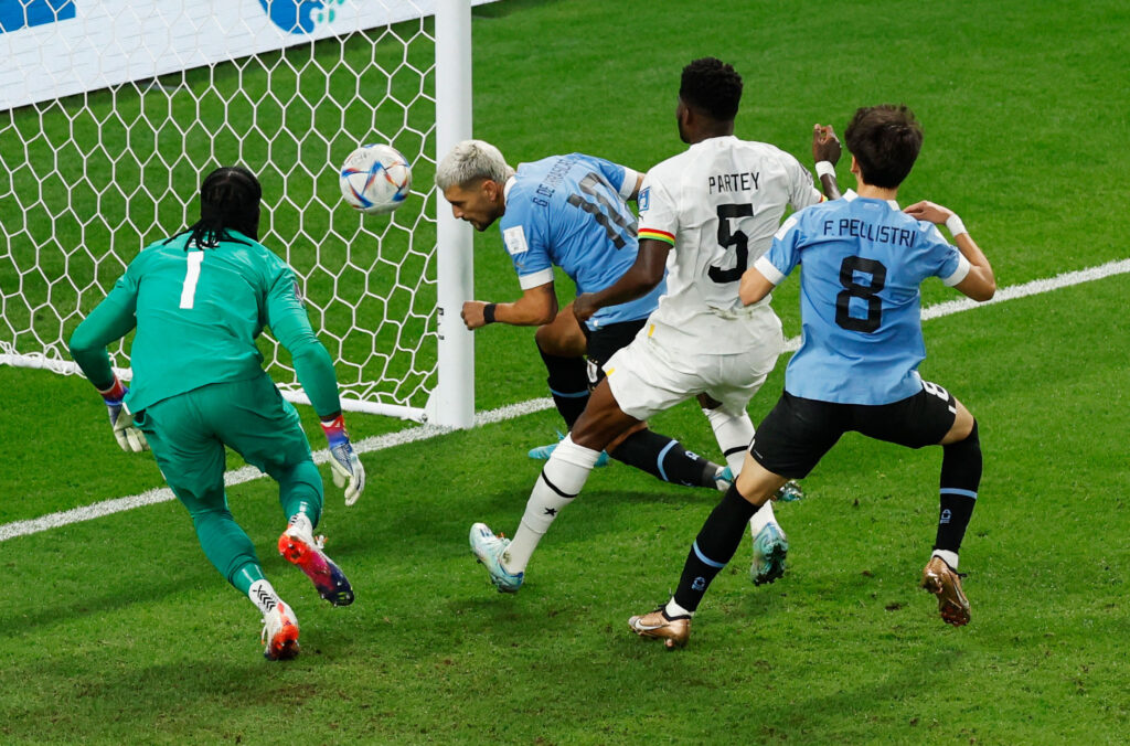 Uruguay chiếm lợi thế trong trận đấu trước Ghana 