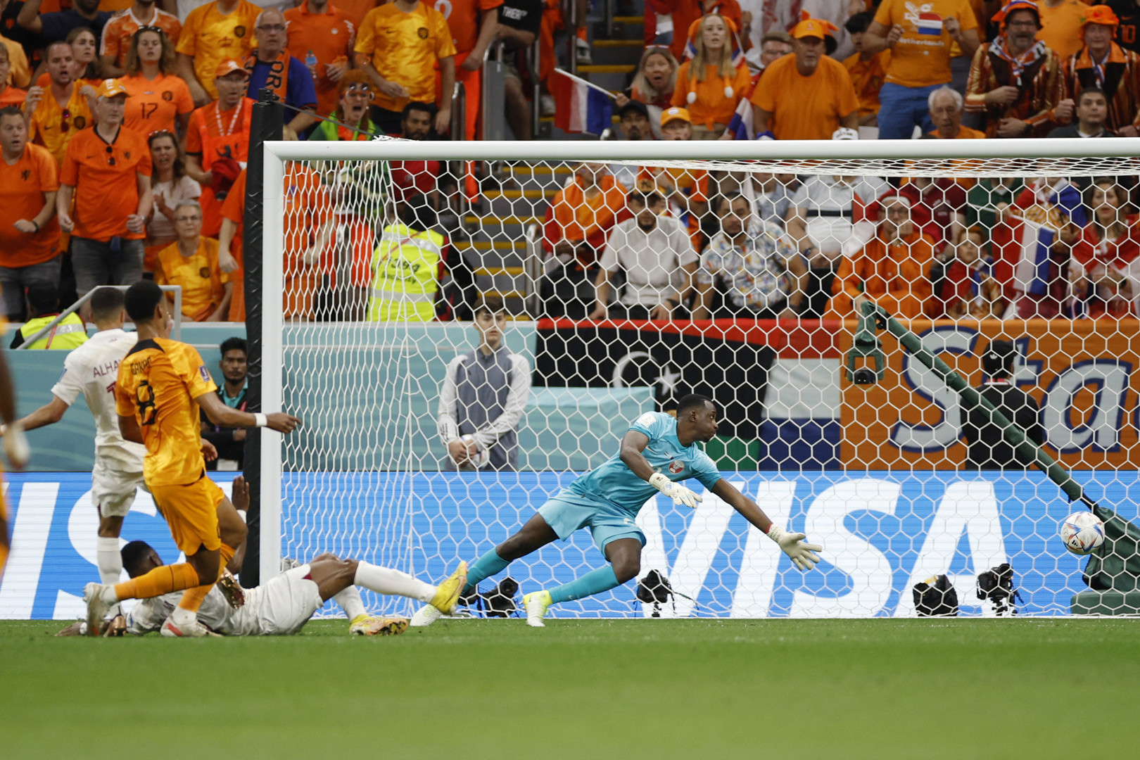 Tiền đạo người Hà Lan góp công giúp đội tuyển thắng Qatar 2 - 0