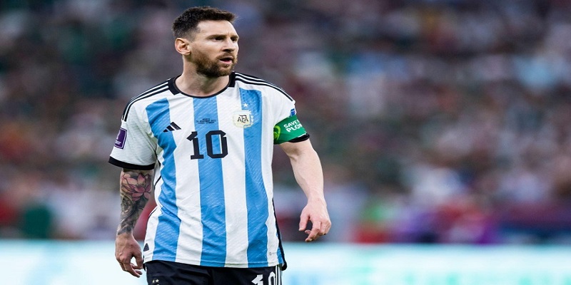 Hình ảnh Messi lững thững đi bộ đã tạo nên thương hiệu ấn tượng cho siêu sao bóng đá người Argentina 35 tuổi. 