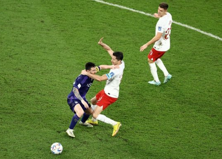 Cú va chạm của Lewandowski để cản phá Messi