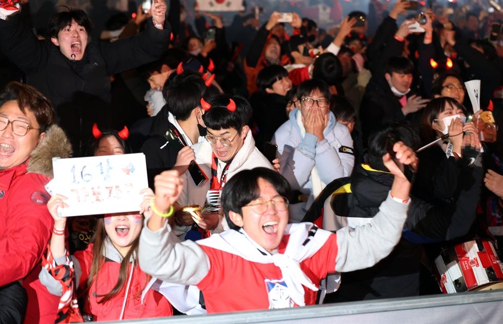 Người dân Hàn Quốc ra đường ăn mừng chiến thắng