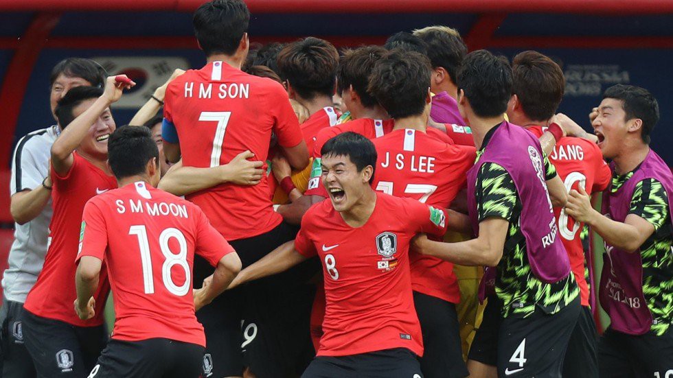 Các cầu thủ Hàn Quốc ăn mừng sau chiến thắng ngoạn mục