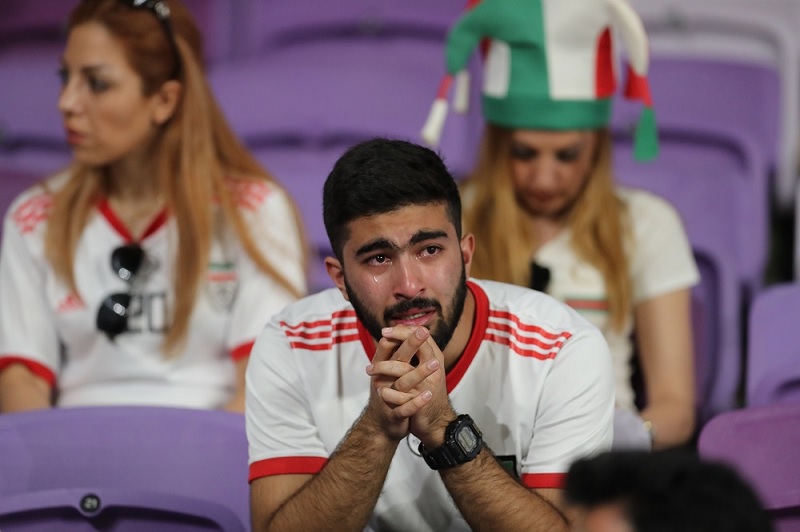 CĐV Iran khóc khi đội nhà bị loại 
