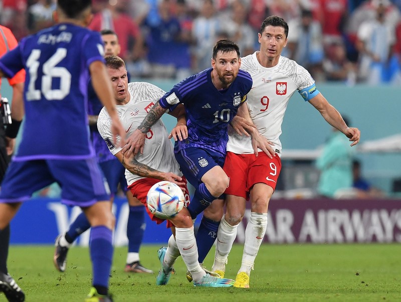 Các tuyển thủ Ba Lan không thể vượt qua chân sút người Argentina