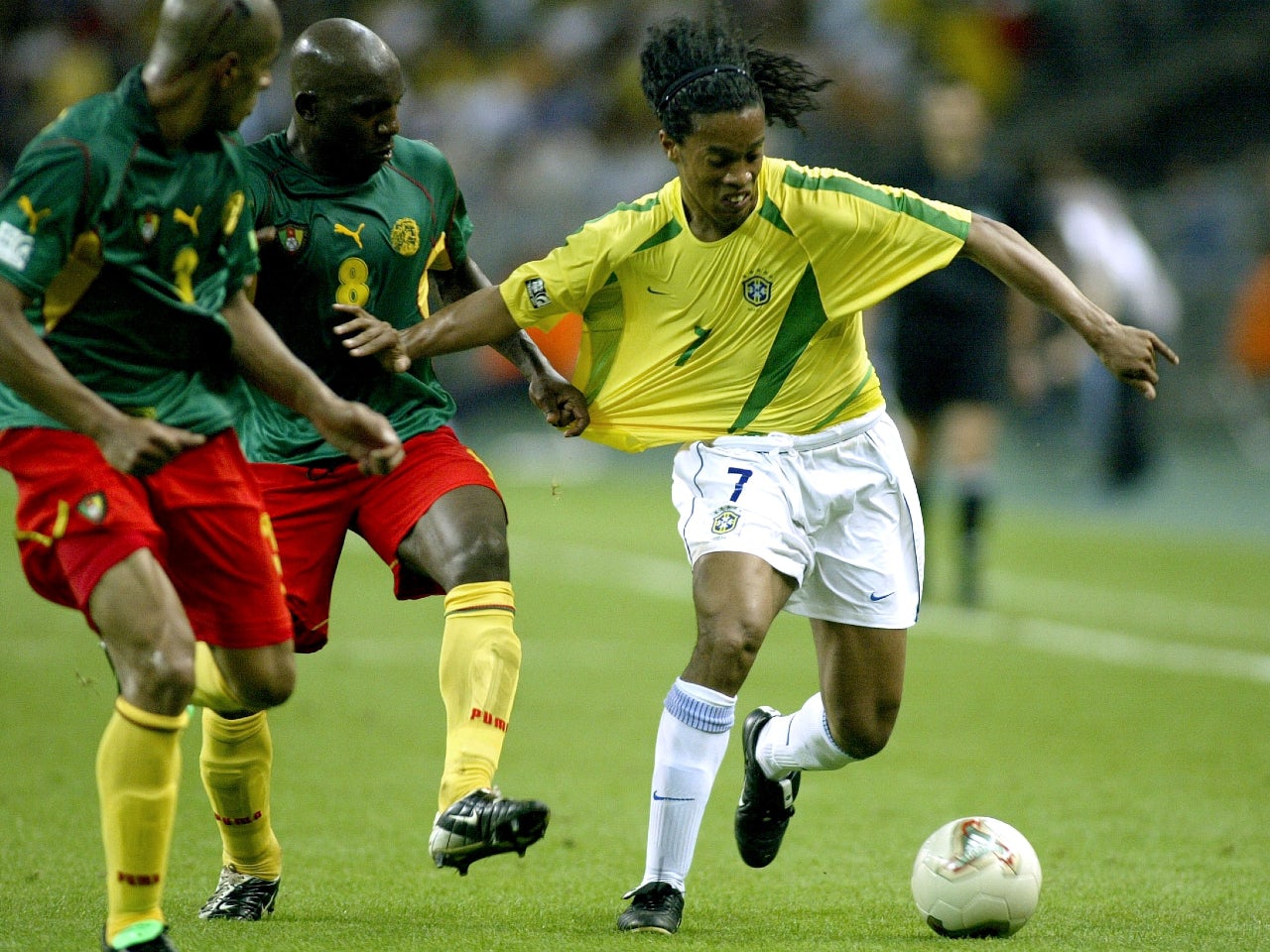 Brazil đối đầu với Cameroon