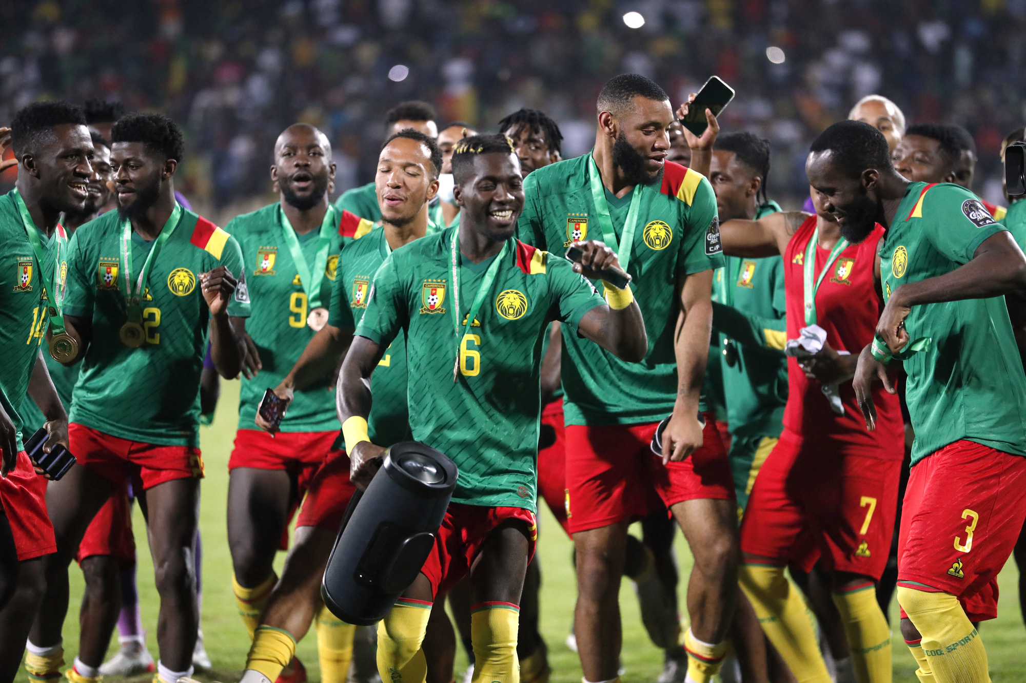 Các cầu thủ cùng Cameroon tham dự mùa giải 2022