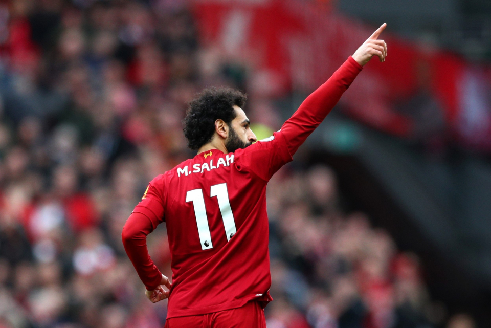 Tiền đạo Mohamed Salah hết mình ghi bàn trên sân.