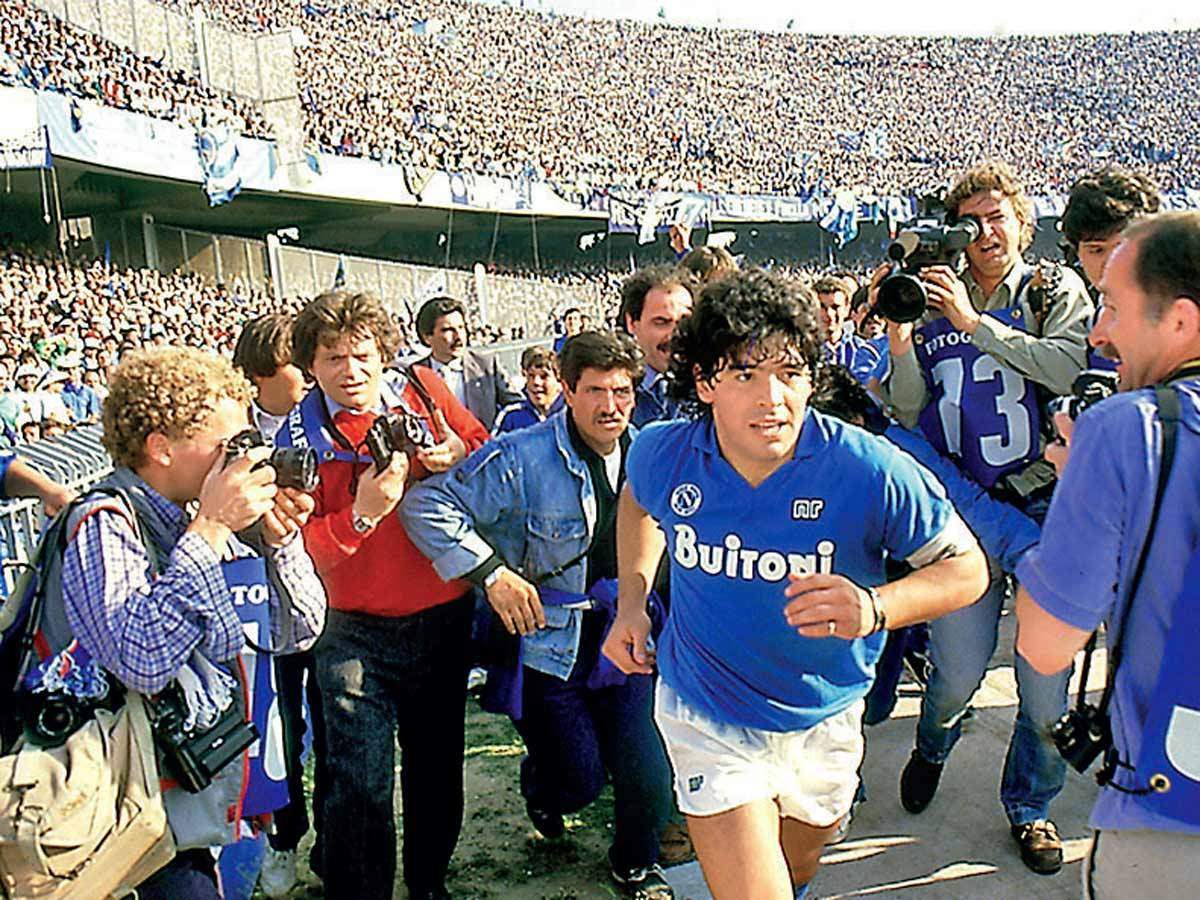Diego Maradona rạng rỡ sau các bàn thắng.