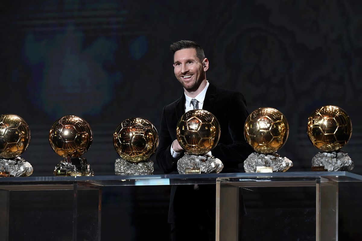Lionel Messi nhận được quả bóng vàng thứ 8 của mình