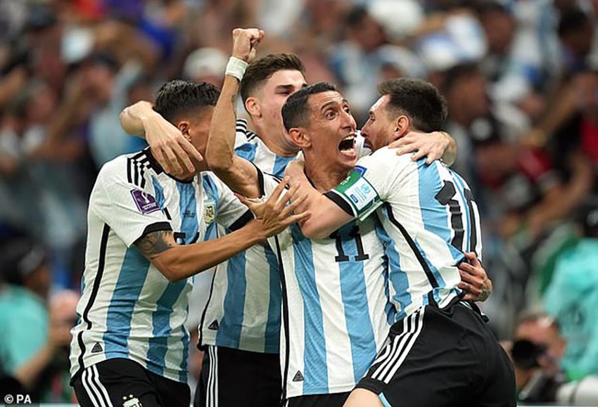 Messi và đồng đội vui mừng khi sút bóng vào lưới của Mexico 