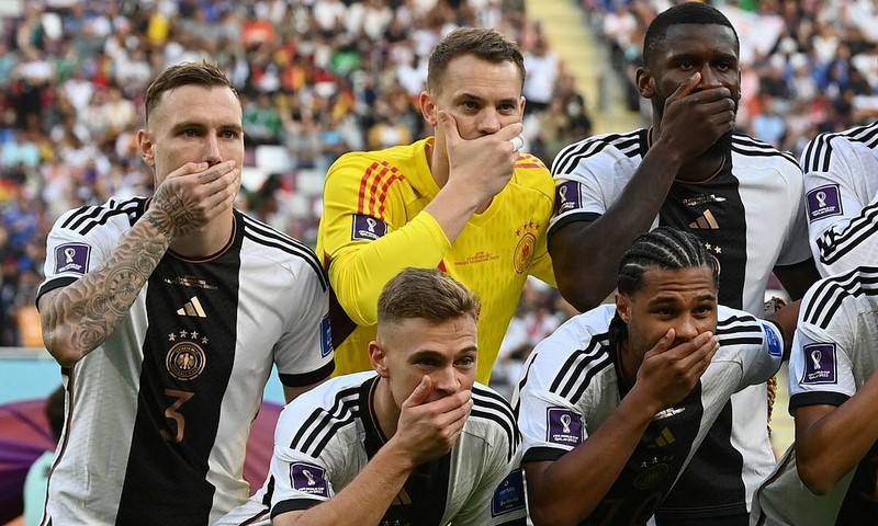 FIFA không xử phạt Đức khi che miệng chụp ảnh