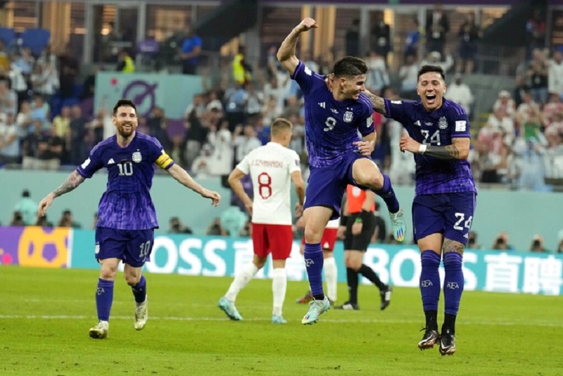 Chiến thắng trước Ba Lan giúp Argentina giành ngôi đầu bảng