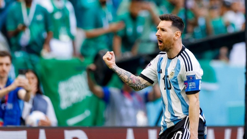 Tuyển thủ khoác áo số 10 Messi đi bộ lững thững trên sân cỏ